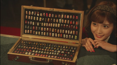 Itsuki shows off his nail collection to Ryota and Yumeko