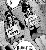 Bliźniaki wyobrażające siebie na ulicy