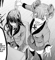 Kokoro, wylewając wodę na Tsuzurę