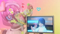 Поппи стоит рядом с монитором.