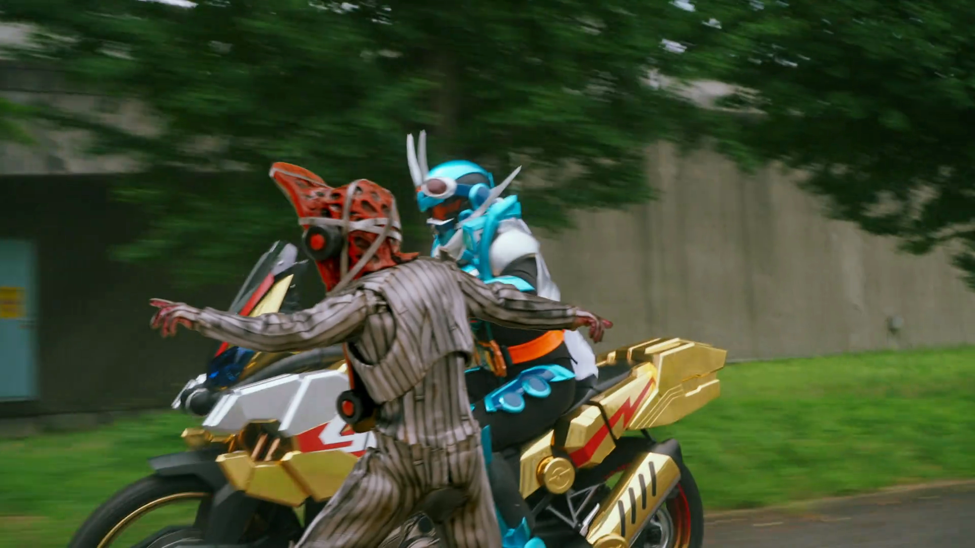 The Weekly Ride Review with Ethan and Danno: Kamen Rider Gotchard Episode 3  - The Toku Source