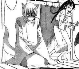 Nanami encuentra a Tomoe sentado afuera de su habitación.