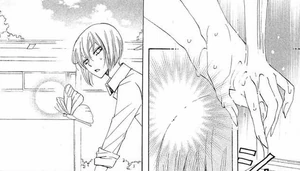 Tomoe lavándose las manos, sin éxito, al no poder quitar la suciedad.