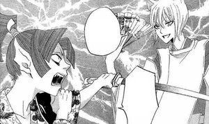 Tomoe provocando al sirviente de Himemiko, Aotake.
