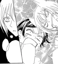 Nanami discutiendo con Tomoe para que no interfiera en sus asuntos.
