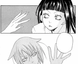 Tomoe deteniendo a Kayako, para que esta no fuera a la enfermería.