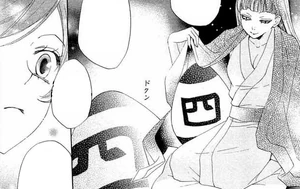 Kayako enseña su huevo a Nanami.