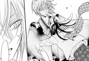 Asustada, Nanami corre a abrazar a Tomoe después de lo sucedido con Jirou.