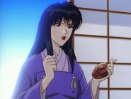 Megumi showing a medicine she prepared for Kenshin