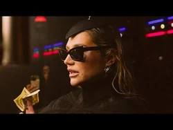 Kesha_Gets_a_Hot_Dog_(The_Only_Love_Tour)