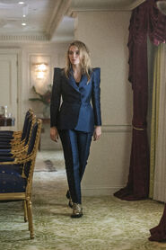 3x06-6 Villanelle promotion celebration.jpg (2.18 MB)