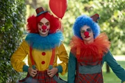 3x02-1 Villanelle Felix clown