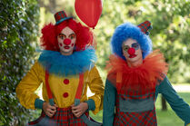 3x02-1 Villanelle Felix clown