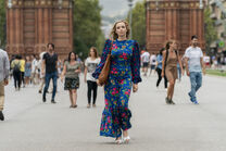 3x02-20 Villanelle Barcelona walk