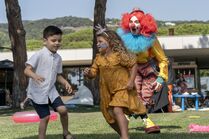 3x02-7 Villanelle clown scares children