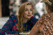 3x02-31 Villanelle Dasha lunch