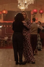 3x08-41 Villanelle Eve dance