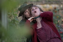 3x04-31 Villanelle strangles Bertha.jpg (814 KB)