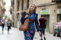 3x02-21 Villanelle Barcelona walk