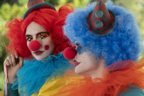 3x02-6 Villanelle Felix clown