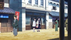 Shinobu Kochō junto a su Cuervo