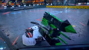 Tánshè attempts to throw Greedy Snake out of the arena