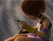 Kairi observando un amuleto en las Islas del Destino