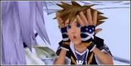 Sora haciendo gestos graciosos a Riku.