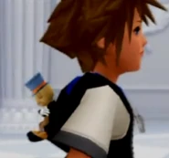 Pepito Grillo sentado en la capucha de Sora.