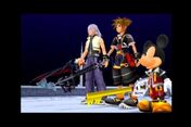 Sora, Riku y Mickey empuñando sus Llaves Espada para abrir la puerta final en el Mundo Inexistente