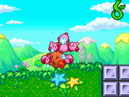 Varios Kirbys atacando a un enemigo.