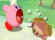 Kirby mentre aspira un Waddle Dee in un gioco annullato.