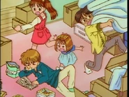 Akito reading manga instead of helping Tsuyoshi move