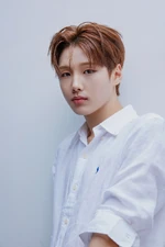 Idntt foto revelación de Lee Hwanhee 2.png (1,41 MB) Foto revelación (2)