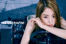 LE SSERAFIM Huh Yunjin FEARLESS concept photo (Vol.1 Black Petrol) (3).png (2.91 MB) Fearless (1)