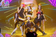 Unnies Shut Up Performance Music Bank.png (728 KB) Music Bank debut stage