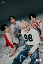 Maxident (bersama Lee Know, Han, Hyunjin, dan I.N)