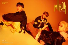 Clé 1 : Miroh (bersama Changbin, Lee Know dan Bang Chan)