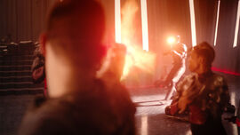 Seg-El using 's advice and reflexes to defeat numerous 