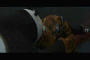 KFP-Tigress De pie bajo la lluvia - YouTube17.jpg