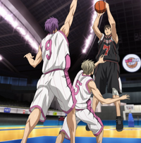 Murasakibara goes to block Kiyoshi