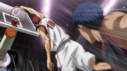 Kagami passes Aomine with Misdirection Overflow and scores