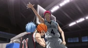 Akashi , essayant d'entraver le mouvement de Kuroko