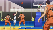 Akashi lance le ballon dans son propre panier