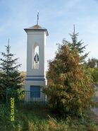 Kapliczka maryjna przy drodze gruntowej w kierunku Wólki Kątnej i Bobowisk