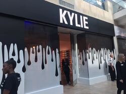 Kylie Jenner - 😍😍😍😍 POP UP Westfield Topanga & The Village