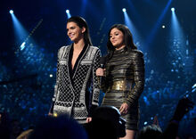 Kendall-and-kylie-jenner-billboard-music-awards-2015-on-stage-1431937265-700x497