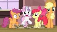 sweetie belle con scootaloo y applebloom (primera vez que su cuerno se ve brillar)