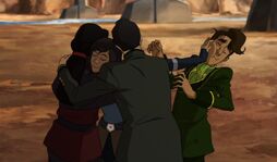 B4 E07 Asami Korra Mako abbraccio