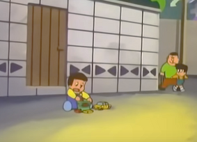 Nobita de 3 jugando con sus juguetes